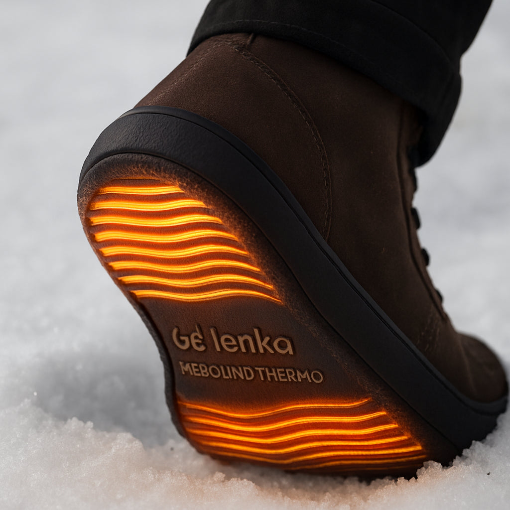 En närbild av en Be Lenka Rebound Thermo sko som visar den reflekterande ThermoGrip‑sulan i snö. Alt: be lenka rebound thermo-teknik detaljerad bild av sulan som reflekterar värme.