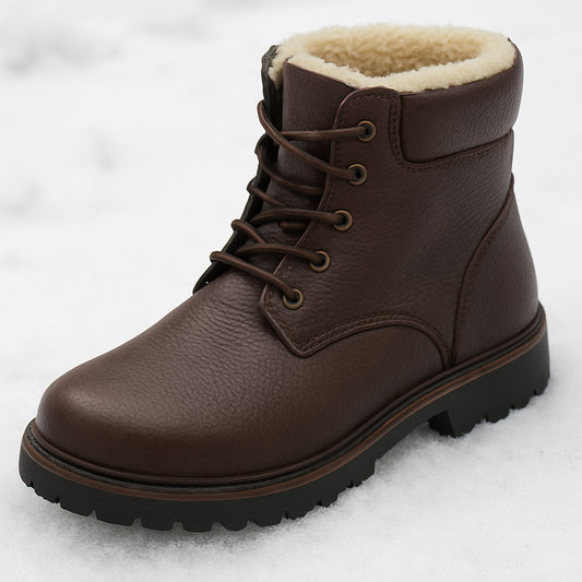 A close‑up of a wide‑toe winter boot on snowy terrain, showing the breathable leather and insulated lining. Alt: bredda vinterkängor dam med högkvalitativ konstruktion