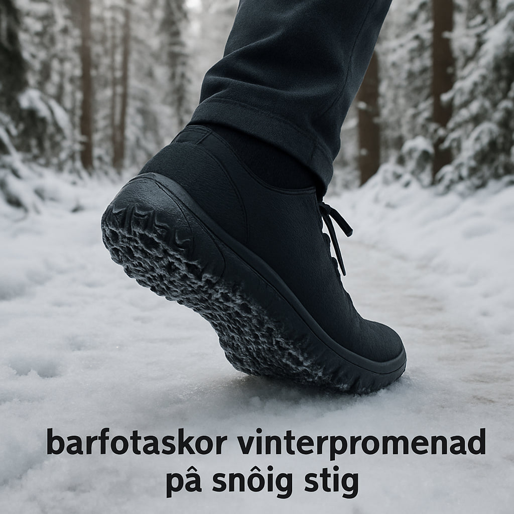 A snowy forest trail with a person wearing barefoot winter shoes, showing the sole gripping ice. Alt: barfotaskor vinterpromenad på snöig stig.