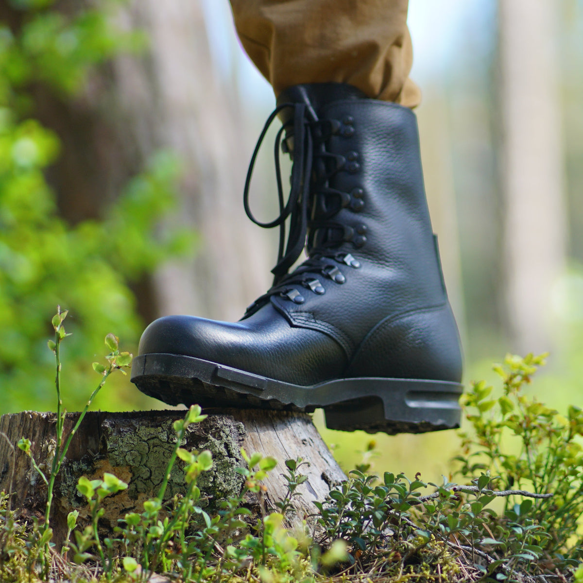 Ett par M77 kängor i skogen