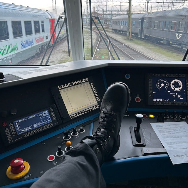 En glad kund med M77 kängor i jobbet som lokförare