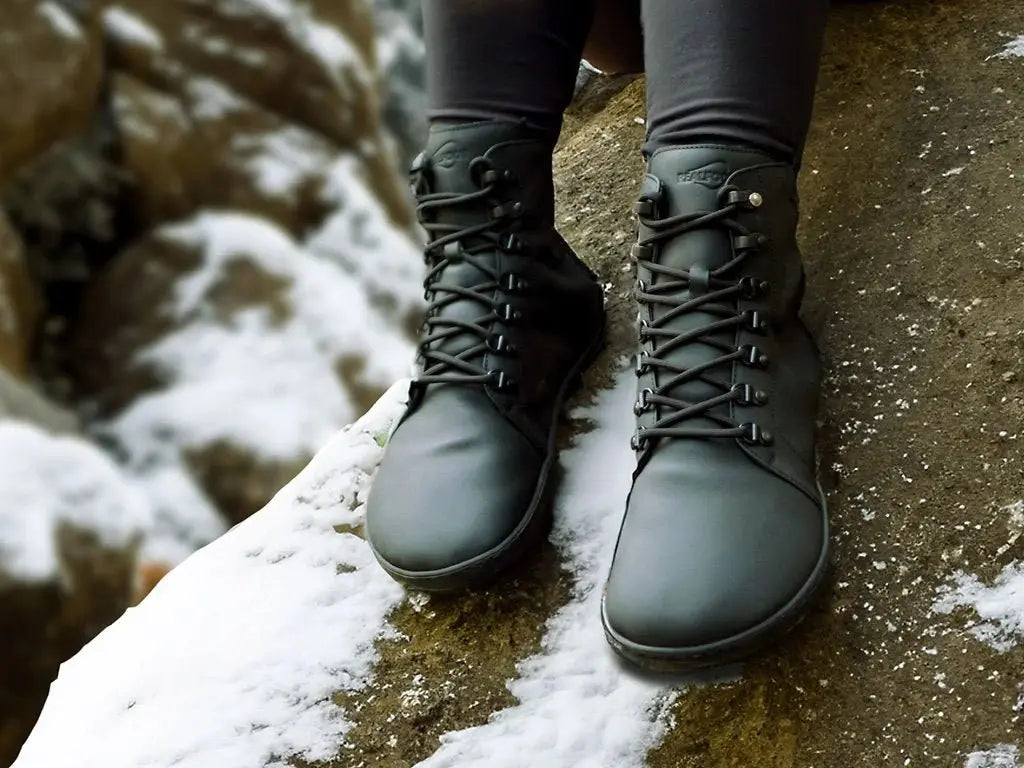 Realfoot Farmer | Svart | Fodrad barfotasko för äventyr året om - TJÅKKO