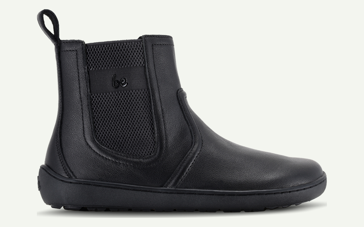 Be Lenka | Allure | Chelsea boots with zipper fotograferad från sidan med utpekade detaljer